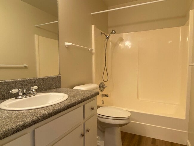 Building Photo - Updated Top Floor Corner Unit-Community Po...