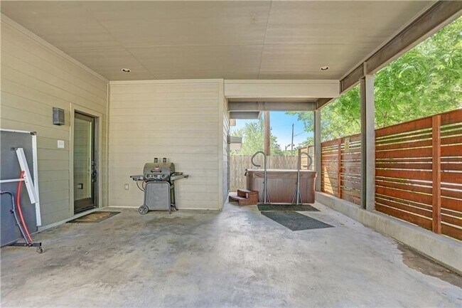 Building Photo - 602 W N Loop Blvd