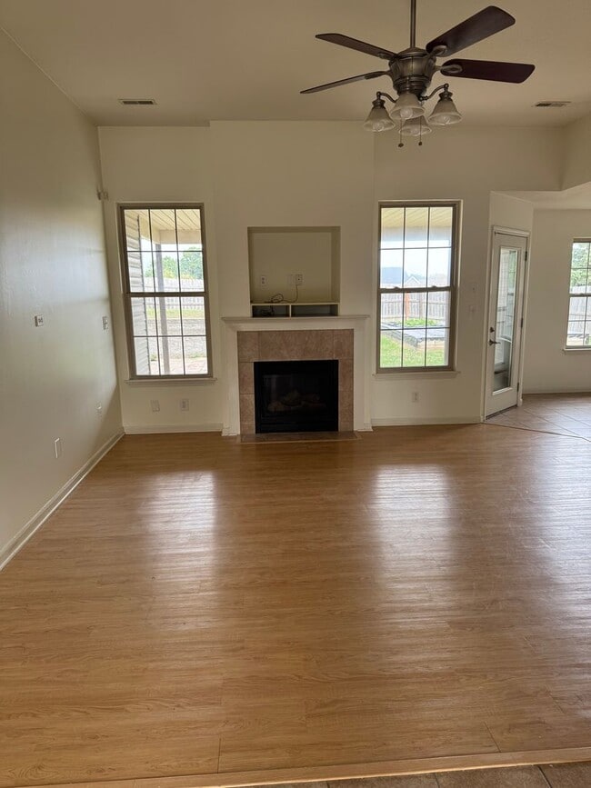 Building Photo - 3 bedroom 2 bath house