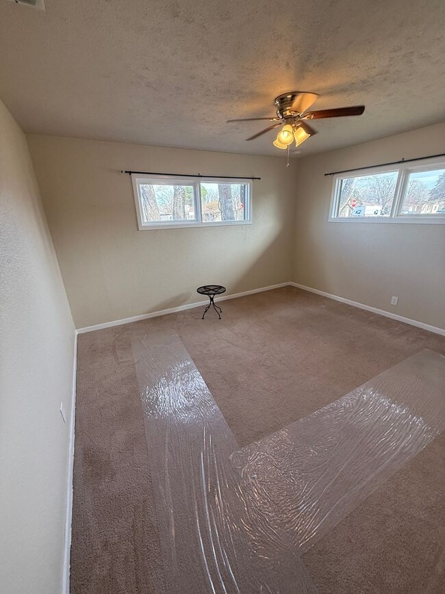 Building Photo - Available now! 4 bedroom 2 bath