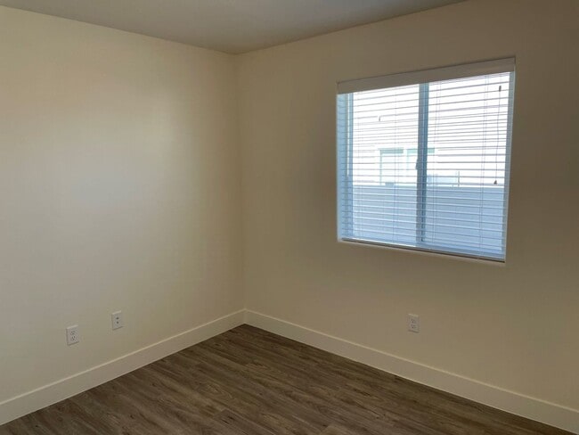 Building Photo - 3 bedroom- 2 bath Newer Construction