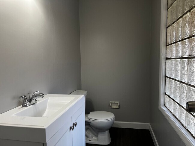 Building Photo - 378 Pineview Dr