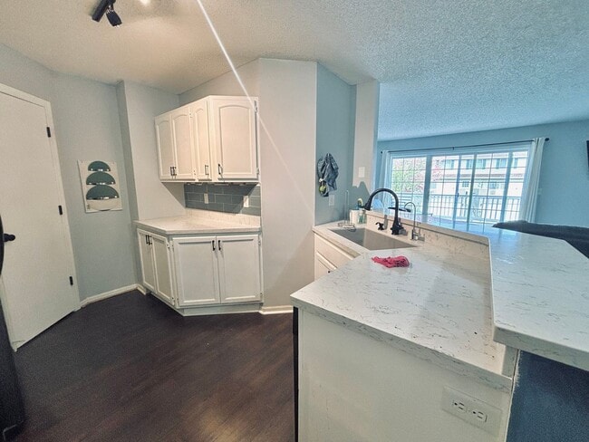 Building Photo - Rare and Beautifully Updated Townhome in a...