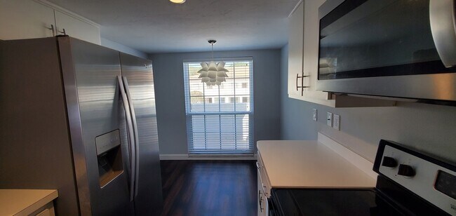Building Photo - 5210 Wedgewood Ln