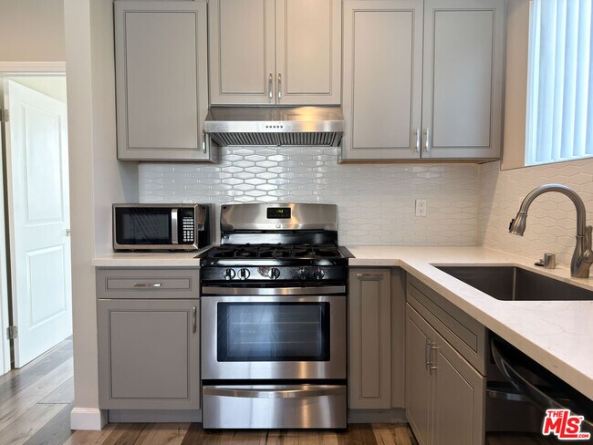 Building Photo - 5651 Willowcrest Ave