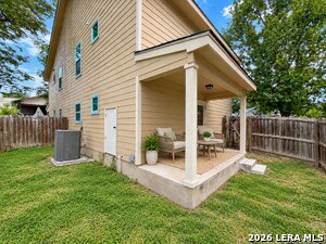 Building Photo - 1221 N Navidad St
