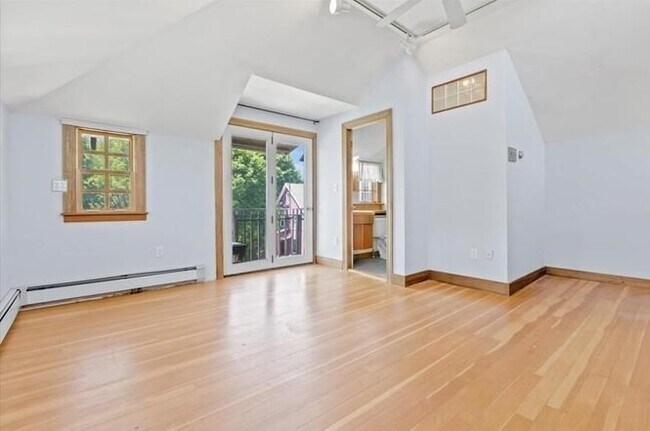 Building Photo - 407 Main St