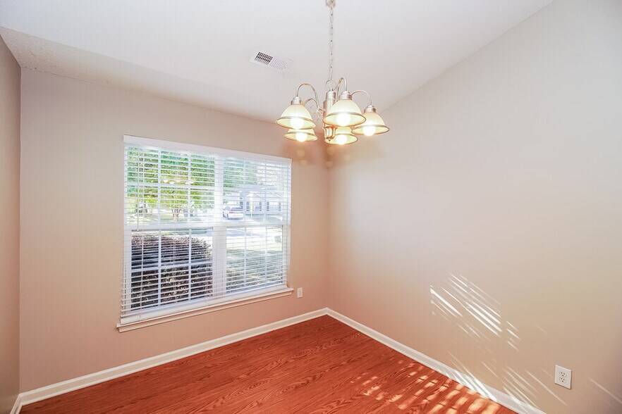 Building Photo - 1528 Moss Creek Dr