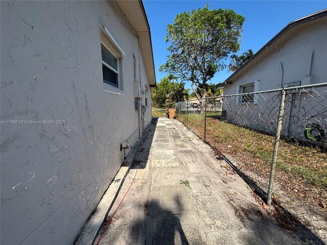 Building Photo - 1251 SW 11th Ave