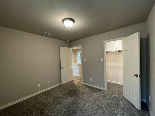 Building Photo - Townhome for rent