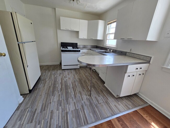 Building Photo - $900 - 2 Bedroom 1 Bathroom Townhome