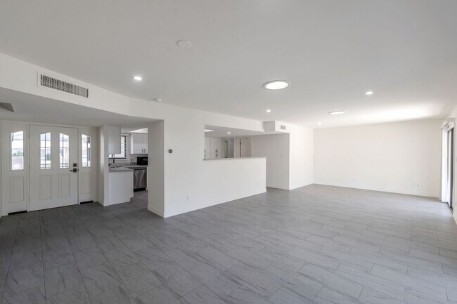 Building Photo - Amazing 6 Bed remodeled house at ASU