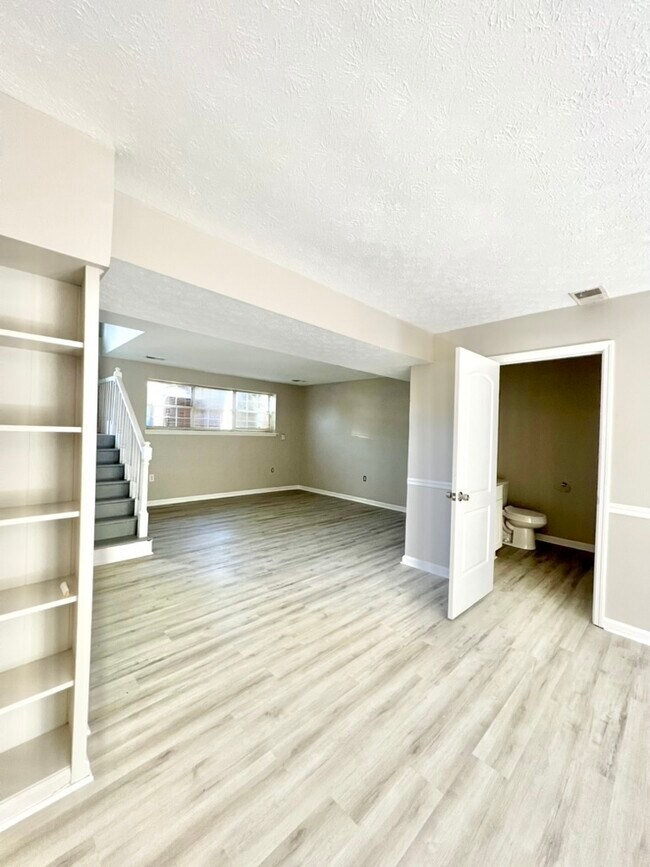 Building Photo - 1362 Dix Dr
