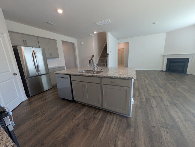 Building Photo - Spacious 2 story, 5 bedroom, 3 bath Home located in Secrest Commons Community!