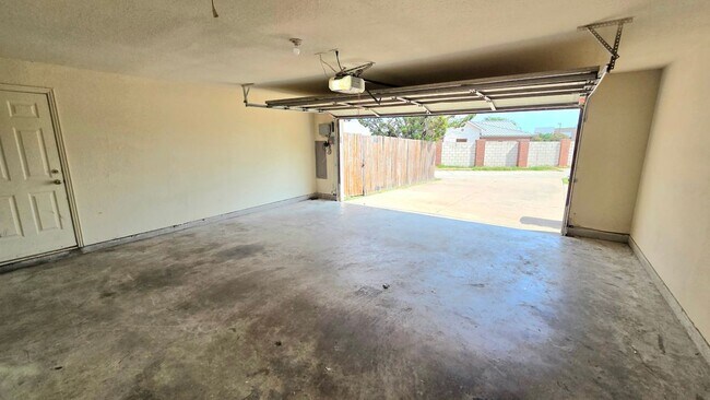 Building Photo - 4101 Pinewood Dr