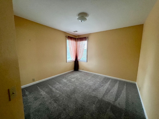 Building Photo - Spacious 4-Bed Retreat with Guest Suite & Fireplace