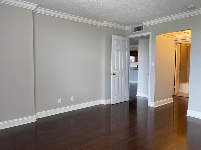Building Photo - 9 Royal Palm Way