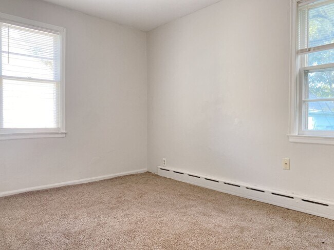 Building Photo - Cozy 4 bed 1.5 bath with a detached garage