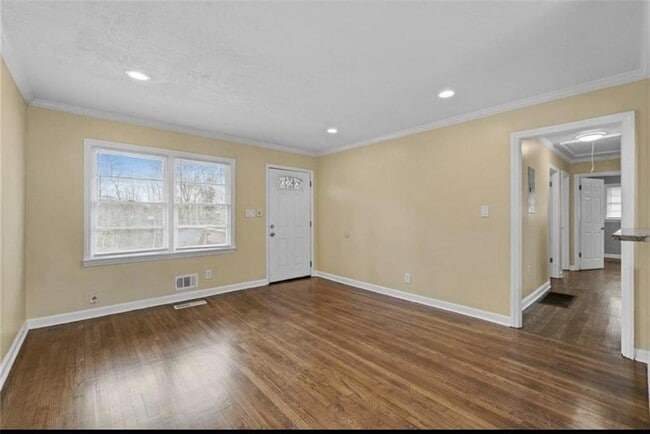 Building Photo - 2911 Gresham Rd S E