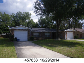 Building Photo - TWO BED ONE AND HALF BATH ONE CAR GARAGE