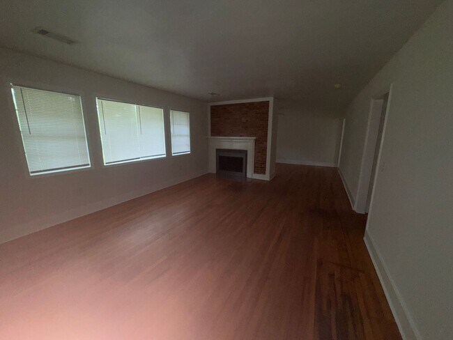 Building Photo - Beautifully updated and conveniently locat...