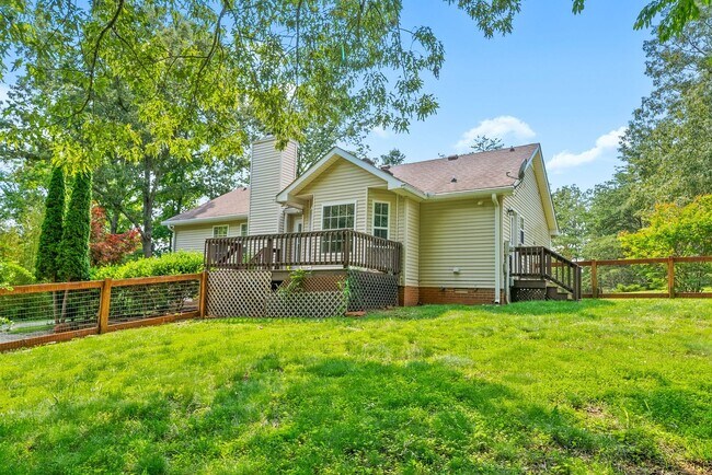 Building Photo - Pet Friendly Three Bedroom in Springfield!