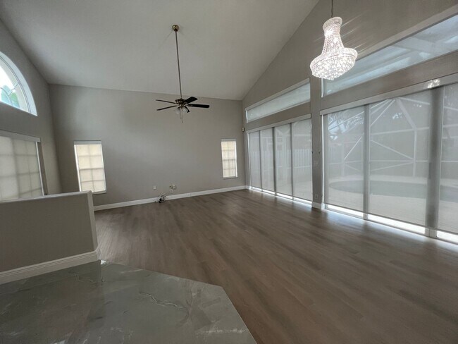 Building Photo - Beautiful Weston 3/2 PLUS LOFT/DEN with Pool