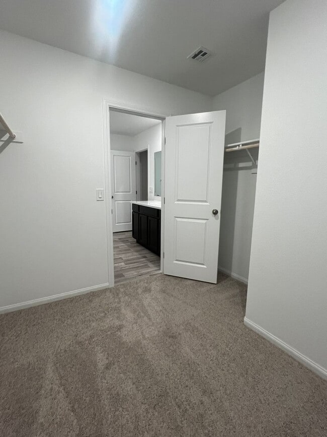 Building Photo - Move in today! 3 bed 2.5 bath 2 story beauty!