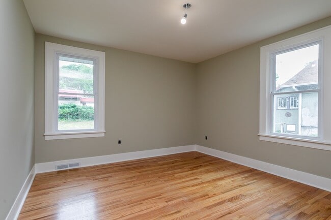 Building Photo - Recently Renovated Central Columbia Bungalow!
