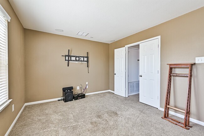 Building Photo - 2411 Lakecrest Town Dr