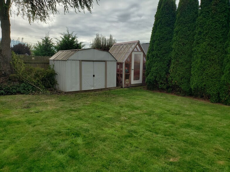 Backyard greenhouse and shed - 770 Hyacinth St