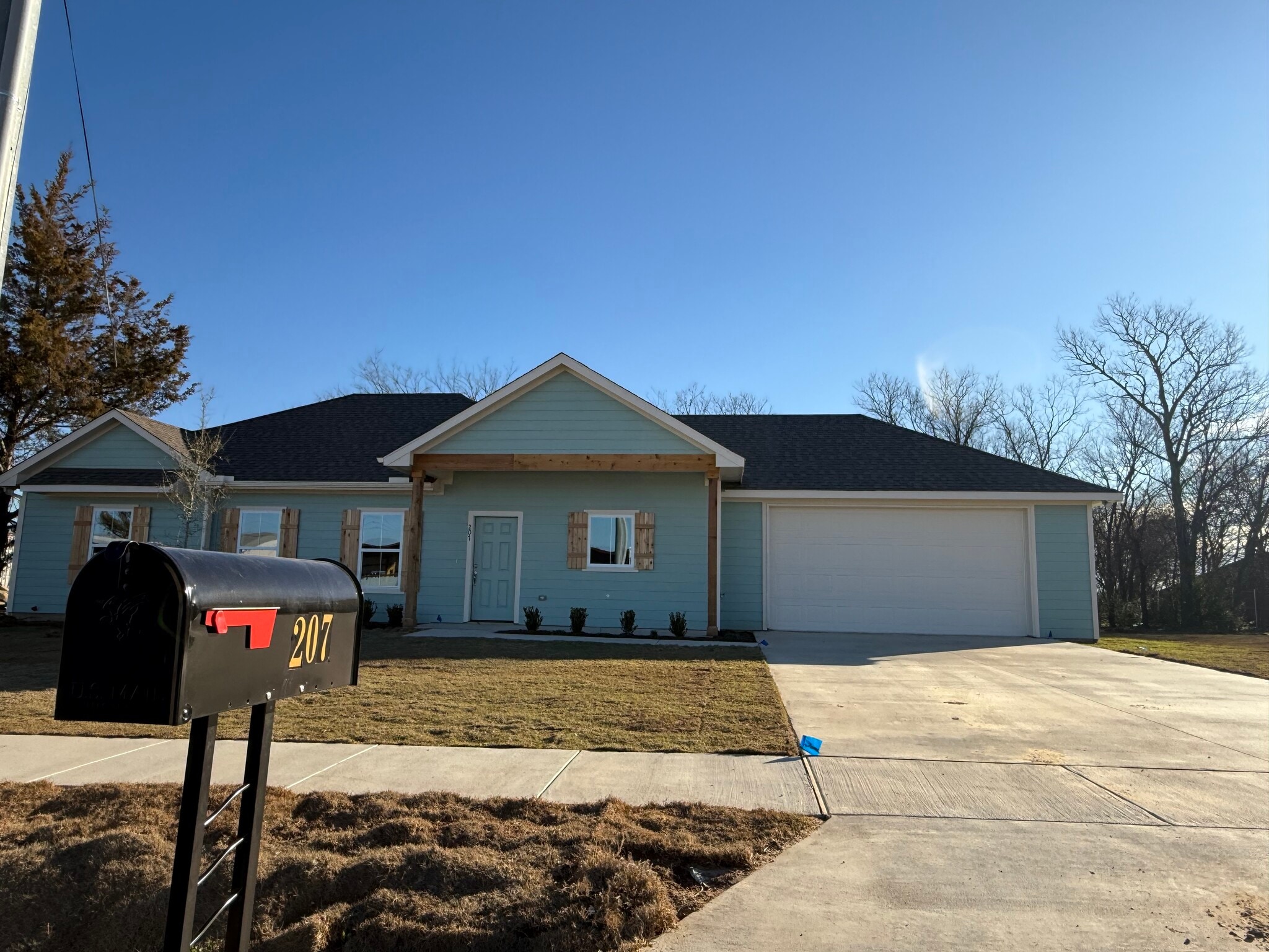 Building Photo - 207 Railroad Ave