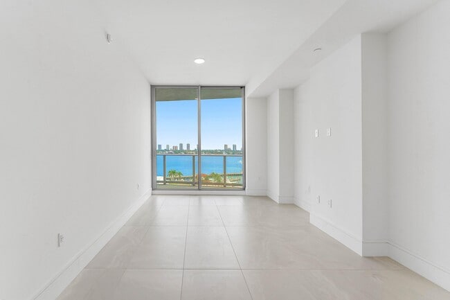 Building Photo - 220 Lake Shore Dr