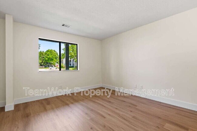 Building Photo - 8483 Yadkin Cir