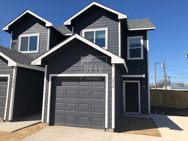 Building Photo - $1499! Stylish 2BR Townhome with 15 Minute...