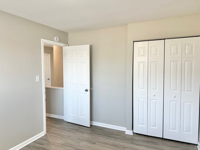 Building Photo - 1721 E Roosevelt Rd