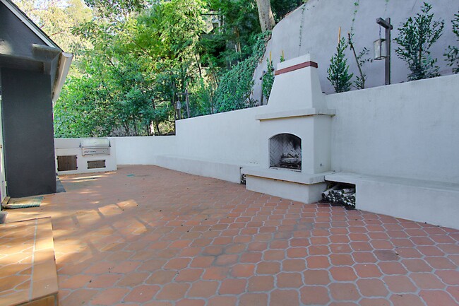 Building Photo - Stunning Tranquil Home in Laurel Canyon wi...