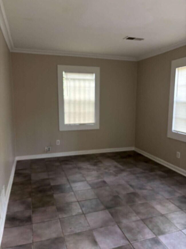 Building Photo - "Charming Living in Memphis: Cozy home with 1 Full Bath!"