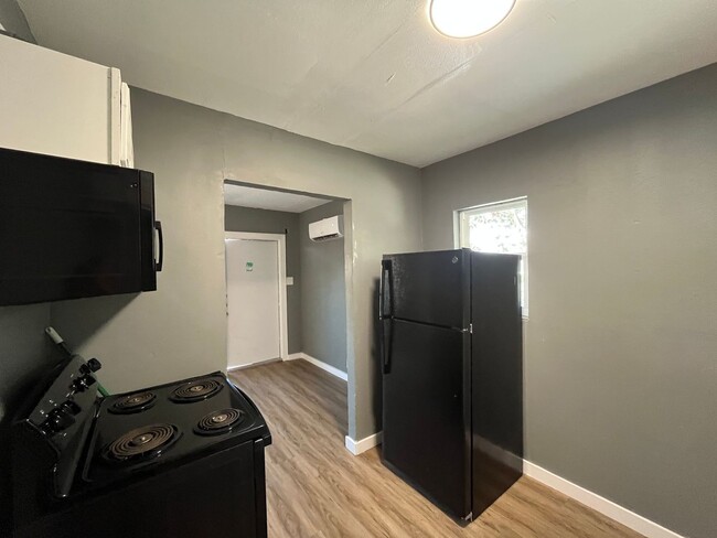 Building Photo - 3 BEDROOM 2 BATH WITH BACK APARTMENT