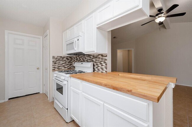 Building Photo - 10707 Forest Leaf Dr