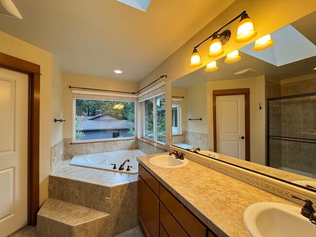 Building Photo - Spacious 4-Bedroom Home for Rent in Woodinville