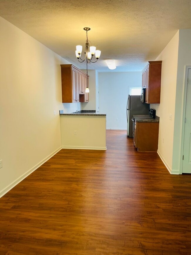 Building Photo - Two Master Suite Apartment Townhouse