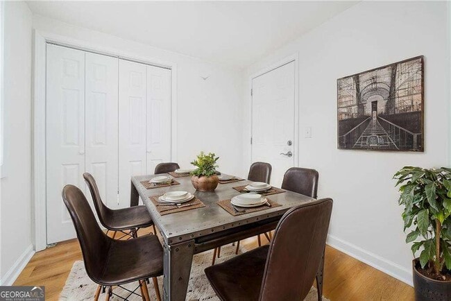 Building Photo - 2215 Gordon Cir