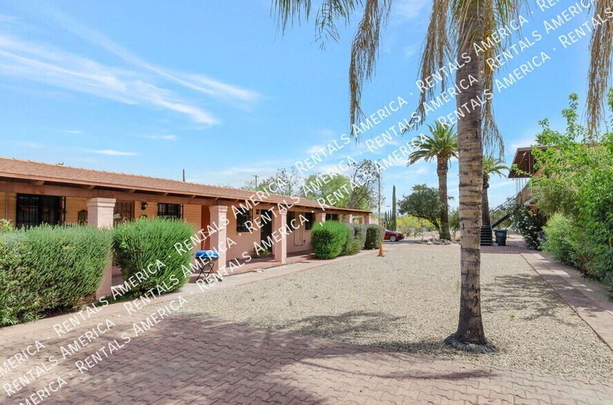 Building Photo - 947 N Alvernon Way