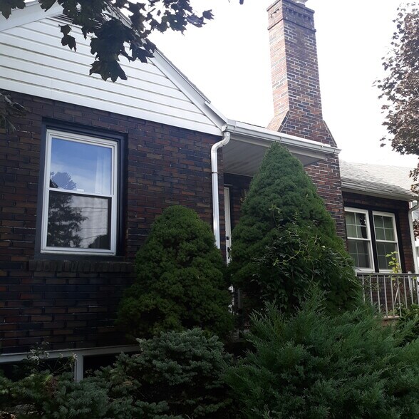 Building Photo - 2250 Siegfried Ave