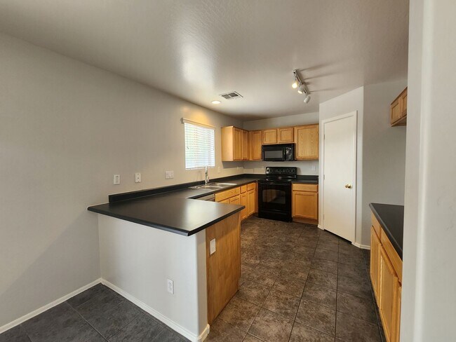 Building Photo - Promotion!  4 Bed 2.5 Bath Home with Split...