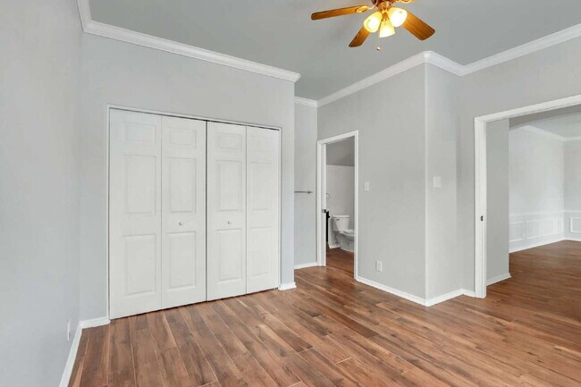 Building Photo - "Spacious 6-Bedroom Haven with 4 Full Bath...