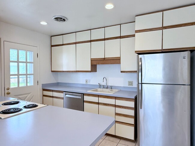 Building Photo - Welcome to University Hills!!  Perfect 3 B...