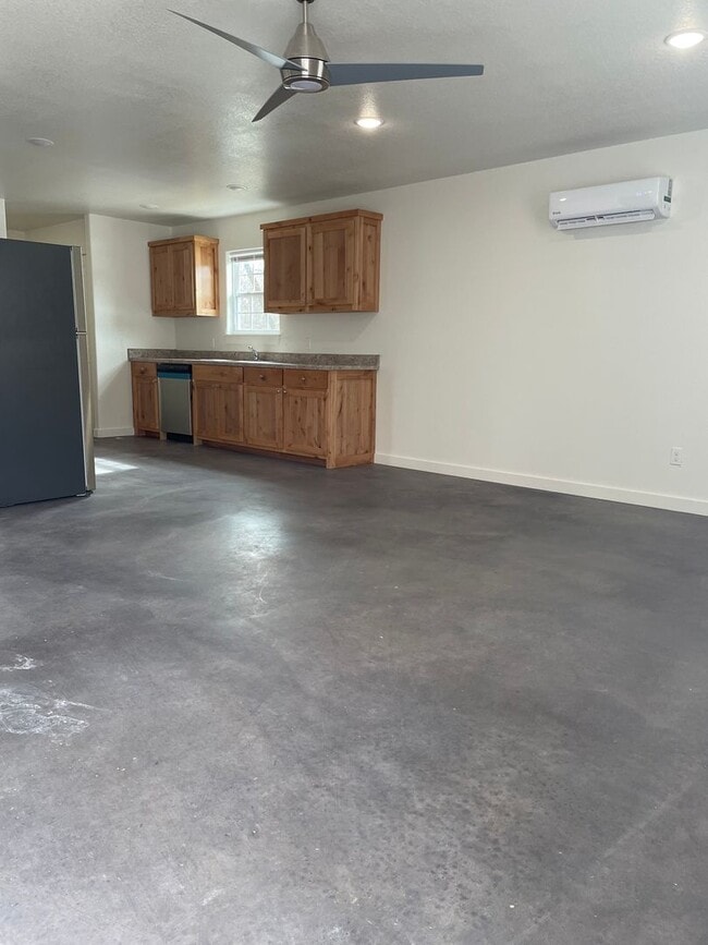 Building Photo - 2 bedroom 1.5 bath home