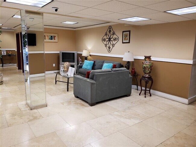 Building Photo - 4174 Inverrary Dr